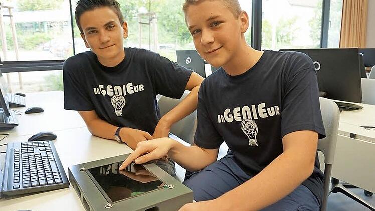Anstelle von teuren PCs könnten kleine Computer, die in den Tisch integriert werden, den digitalisierten Schulunterricht bestimmen. Benedikt Döring (l.) und Cedric Bös präsentieren ihren Prototyp. Foto: Tina Meier