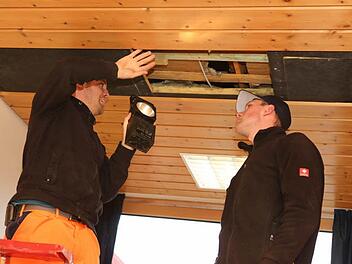 Rene Müller und Johannes Böhme vom städtischen Bauhof suchen nach der Ursache des Gestanks im Kindergarten St. Marien in Ebermannstadt. Foto: Barbara Herbst
