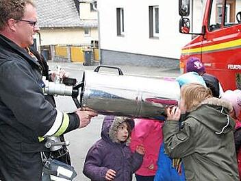 Durch das Rohr kann man durchschauen. Aber eigentlich braucht man es zum Löschen mit Schaum, erklärt Alexander Riese. Foto: Klaus Klaschka