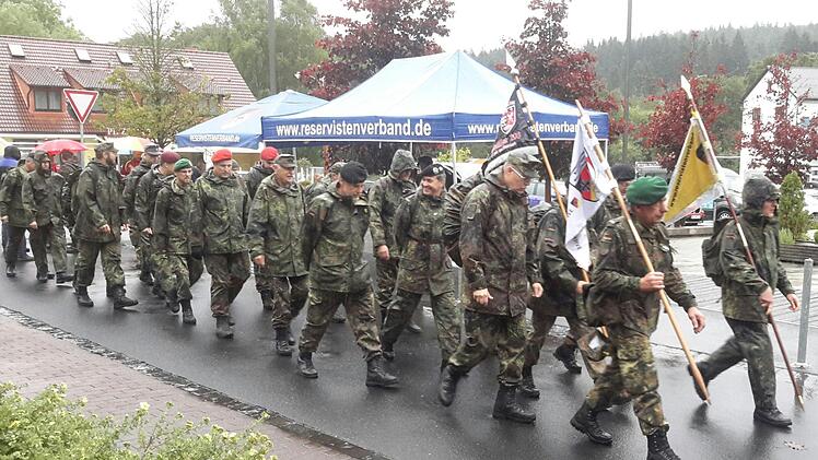 Der Himmel hatte seine Schleusen weit geöffnet, als der Startschuss für die sechste Tagesetappe beim Marsch der Verbundenheit vor dem Wildfleckener Rathaus fiel.Foto: Rolf Pralle
