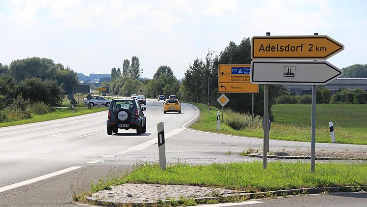 Der Einmündungsbereich der Kreisstraße ERH 16  soll mit einer Ampelanlage sicherer werden.  Foto: Andreas Dorsch
