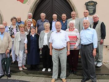 18 ehemalige Schulkollegen des Jahrgangs 1938 kamen in Münnerstadt zu einem Klassentreffen zusammen.Heike Beudert