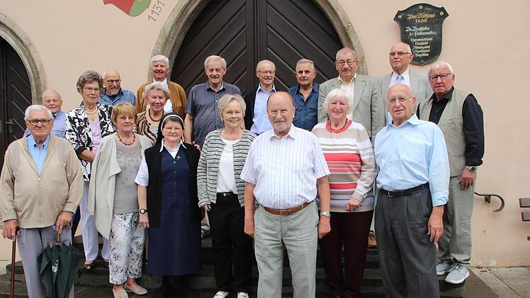18 ehemalige Schulkollegen des Jahrgangs 1938 kamen in Münnerstadt zu einem Klassentreffen zusammen.Heike Beudert