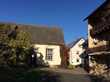 Eigentlich wollte die Gemeinde Ködnitz den Hupfer-Saal (links) renovieren und das ehemalige Gasthaus mit den Wohnungen (rechts) abreißen. Doch jetzt ist alles offen.Jochen Nützel