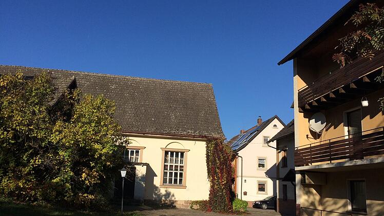 Eigentlich wollte die Gemeinde Ködnitz den Hupfer-Saal (links) renovieren und das ehemalige Gasthaus mit den Wohnungen (rechts) abreißen. Doch jetzt ist alles offen.Jochen Nützel