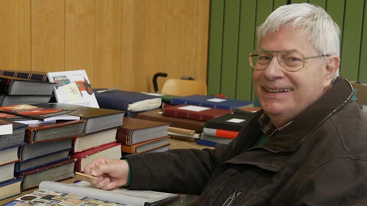 Steffen Eckert aus Leipzig ist zur Zeit in der Oberpfalz und macht  eine Kur. Der leidenschaftliche Sammler hatte den Neustadter Termin der 30.  Grenzlandtauschtage in der Fachzeitschrift gelesen. So machte er mit seiner  Frau mal einen kurzen Abstecher von der Kur in die bayerische Puppenstadt.  Während Steffen Eckert seine Zeit in der Heubischer Mehrzweckhalle  verbrachte, ging seine Frau auf Shoppingtour durch Neustadt. Foto: Manja von Nida