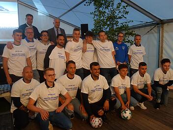 Ein Dankeschön mittels T-Shirts aufgrund des Aufstieges gab es für die zweite Fußballmannschaft. Foto: Doris Weidner
