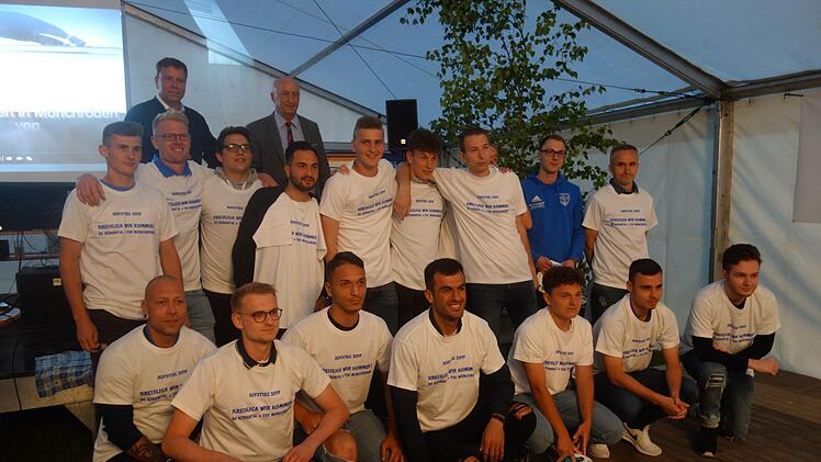 Ein Dankeschön mittels T-Shirts aufgrund des Aufstieges gab es für die zweite Fußballmannschaft. Foto: Doris Weidner