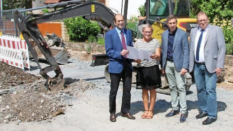 Im Beisein von Baudirektor Wolfgang Kießling und Bürgermeister Torsten Gunselmann (v.r.) überreicht Anton Hepple den Jahresbericht des Amtes für Ländliche Entwicklung an Vizelandrätin Rosi Kraus.  Foto: JH