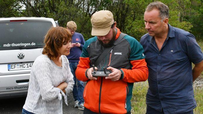 Hat die Kamera an der Drohne alles korrekt aufgenommen? Steffi Peltzer-Büssow, Simon Roloff und Falk Fleischer. Foto: Hanns Friedrich