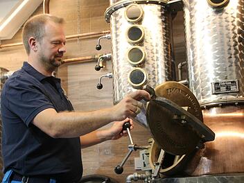 Mario Metz an seiner Destille in Frauenroth. Die Brennerei erhielt Förderung über das Regional-Budget. Foto: Johannes Schlereth