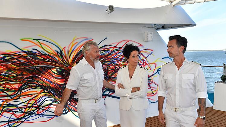 Kapitän Max Parger (Florian Silbereisen, rechts), Schiffsdirektorin Hanna Liebhold (Barbara Wussow) und Staff-Kapitän Martin Grimm (Daniel Morgenroth) empfinden das heimlich angefertigte Graffito der Jungkünstlerin Lena als Schmiererei.