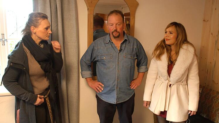 Bauer Andreas begr&uuml;&szlig;t seine beiden Hofdamen Katharina (links) und Jasmin.