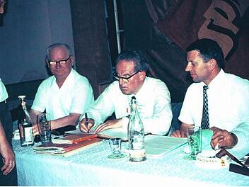 Herbert Wehner besuchte in der 1970er Jahren Ebern und trug sich ins goldene Buch der Stadt ein.