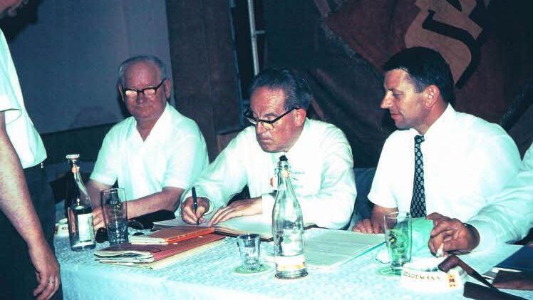 Herbert Wehner besuchte in der 1970er Jahren Ebern und trug sich ins goldene Buch der Stadt ein.