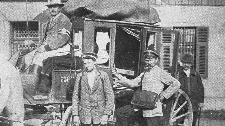 Josef Schugmann (2. v. r.) mit seiner Posttasche und der Kutsche vor dem Gasthaus Völker in Wildflecken. Fotos: Die historischen Aufnahmen stammen aus der Sammlung von Walter Kömpel