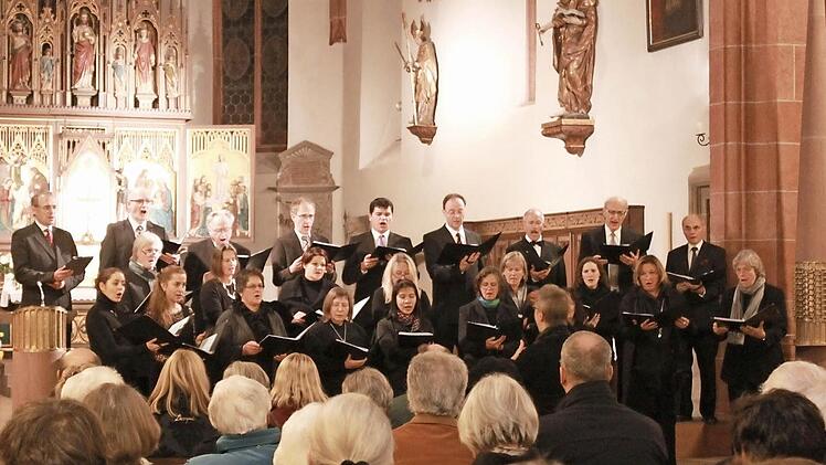 Der Kammerchor Ebern unter der Leitung von Ulrike Zeidler bewies am Sonntag in der Pfarrkirche St. Laurentius, wo unser Bild entstand, und der Lahmer Schlosskirche seine hohe musikalische Qualität.  Foto: Becht