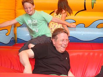 Auf dem Hosenboden landete Oberbürgermeister Henry Schramm bei seinen ersten Gehversuchen in einer Hüpfburg. Fotos: Sonja Adam