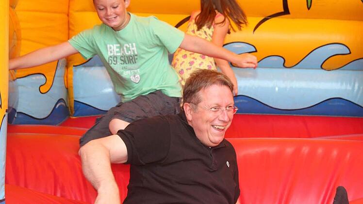 Auf dem Hosenboden landete Oberbürgermeister Henry Schramm bei seinen ersten Gehversuchen in einer Hüpfburg. Fotos: Sonja Adam