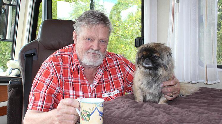 Otto Scherf frühstückt mit Hund Susi.