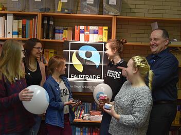 Die 9 g der Realschule CO II haben viel über fair gehandelte Produkte recherchiert, denn die Schule soll eine "Fairtrade Schule"werden (von links): Patricia Butterhof, Lehrerin Miriam Stehling, Jenny Helmprobst, Sophia Bräutigam, Luisa Fischer und Rektor Klaus Reisenweber. Fotos: Gabi Arnold