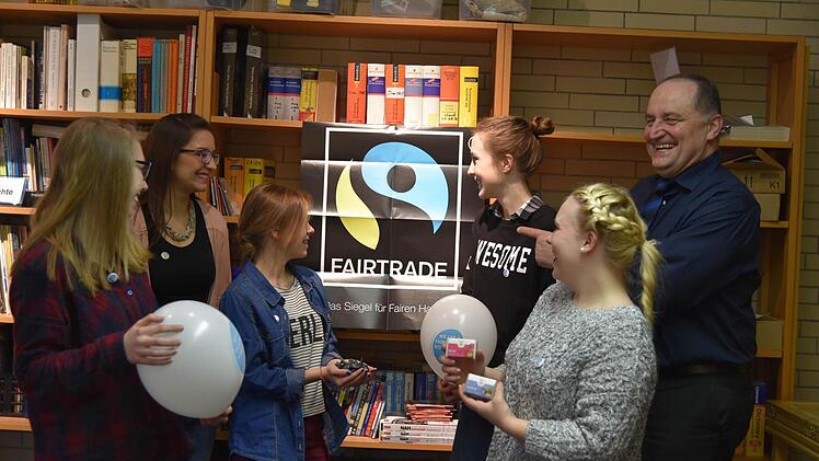 Die 9 g der Realschule CO II haben viel über fair gehandelte Produkte recherchiert, denn die Schule soll eine "Fairtrade Schule"werden (von links): Patricia Butterhof, Lehrerin Miriam Stehling, Jenny Helmprobst, Sophia Bräutigam, Luisa Fischer und Rektor Klaus Reisenweber. Fotos: Gabi Arnold