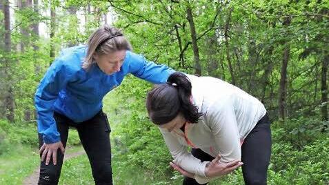 Unter den Augen ihrer Trainerin Kerstin Staubach tut Julia Dorn etwas für ihre Fitness und ihr Bindegewebe.