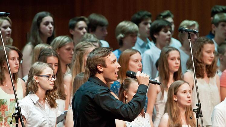 Maximilian Perona und der Mittelstufenchor traten bei der Serenade des Gymnasiums Albertinum im Kongresshaus auf. Foto: Jochen Berger
