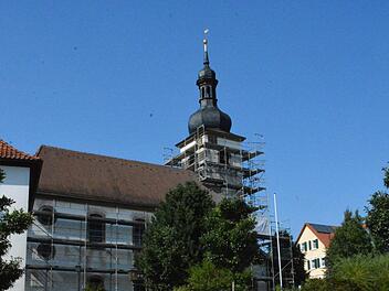 Von allen Seiten ist die Kirche von Ermershausen eingerüstet, um ihr ein neues Gesicht zu geben.  Foto: Gerhard Schmidt