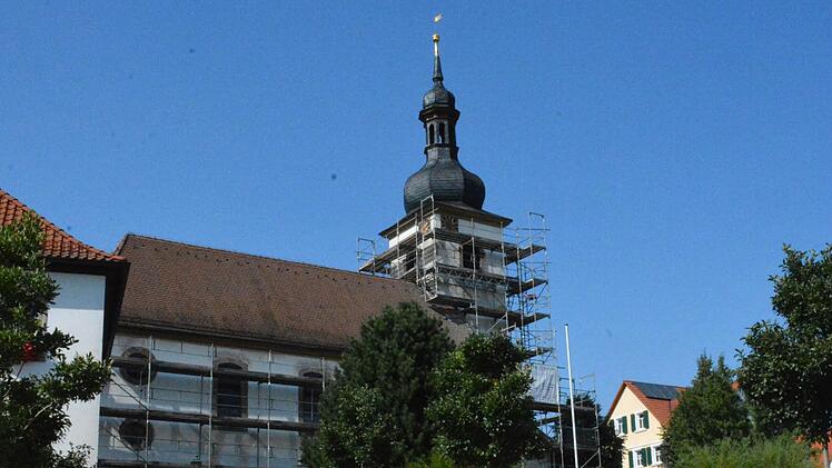 Von allen Seiten ist die Kirche von Ermershausen eingerüstet, um ihr ein neues Gesicht zu geben.  Foto: Gerhard Schmidt