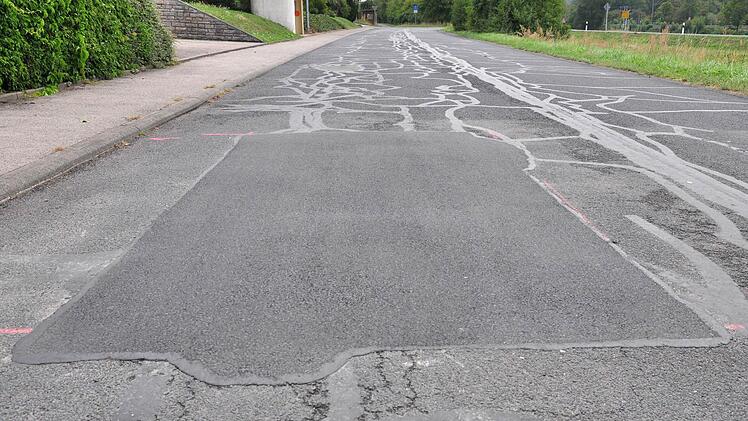 In Gädheim wurden Asphaltarbeiten an einer Stelle in der Hauptstraße (im Bild) und an vier Stellen in der Bayerhöfer Straße durchgeführt.