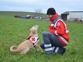 Emma ist noch in der Ausbildung. Sie lernt gerade mit Daniel Lorz (als "Vermisster") das Bellen nach dem Finden. Foto: Rainer Lutz