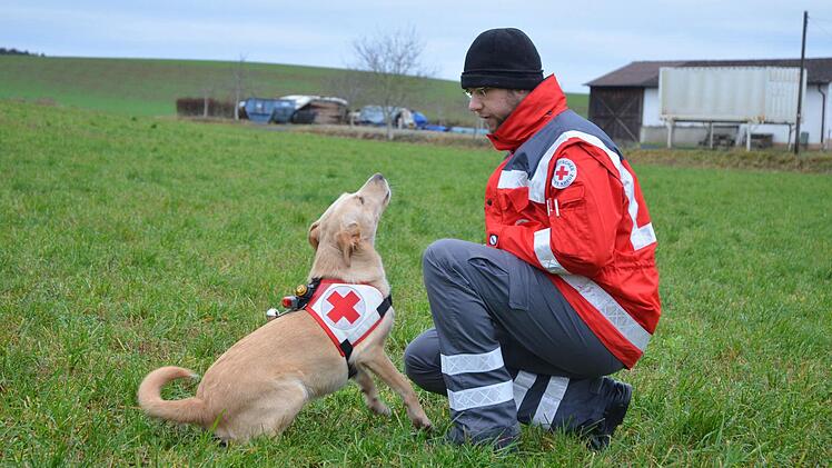 Emma ist noch in der Ausbildung. Sie lernt gerade mit Daniel Lorz (als "Vermisster") das Bellen nach dem Finden. Foto: Rainer Lutz