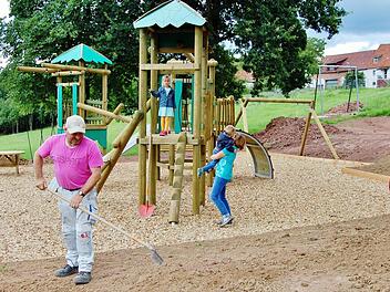 Vorne arbeitet noch Bauhof-Mitarbeiter Thomas Günther, hinter ihm spielen schon die Kinder. Foto: Sigismund von Dobschütz