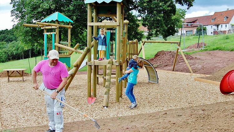 Vorne arbeitet noch Bauhof-Mitarbeiter Thomas Günther, hinter ihm spielen schon die Kinder. Foto: Sigismund von Dobschütz