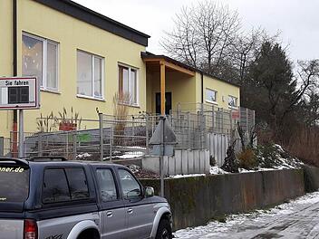 Ein Schildbürgerstreich? Ein Geschwindigkeitsmesser steht am Kindergarten in Winkels am Ende der Sackstraße.  Foto: Benedikt Borst