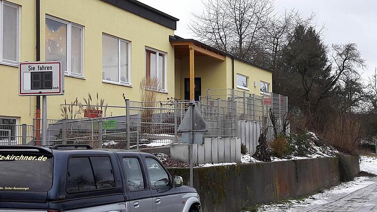 Ein Schildbürgerstreich? Ein Geschwindigkeitsmesser steht am Kindergarten in Winkels am Ende der Sackstraße.  Foto: Benedikt Borst