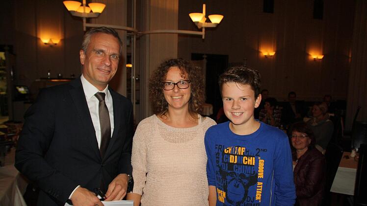 Luca und Simone Halbig freuen sich über einen Reisegutschein vom Reisebüro Frischat über 500 Euro.