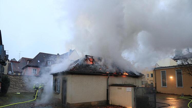Neben der Gangolf-Schule hat ein Carport Feuer gefangen. Foto: News5/Merzbach