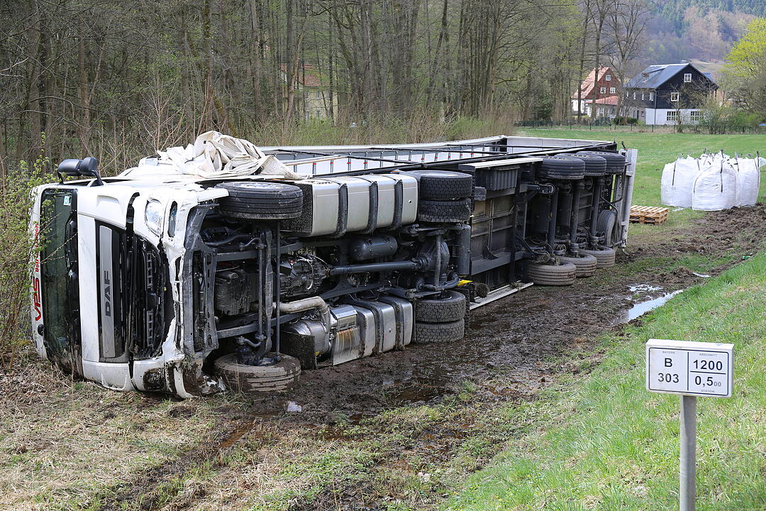 Bad Berneck. Lkw stürzt Abhang hinab