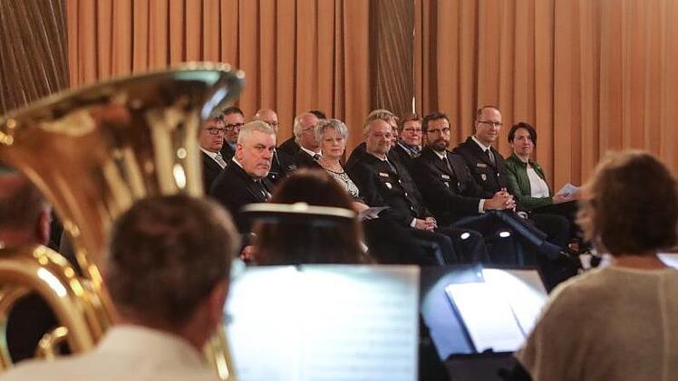 Die Bläsergruppe der Bamberger Polizei spielte den  "Coburger Marsch" für die Hauptpersonen der Feierstunde (erste Reihe, von links): OB Norbert Tessmer, Brigitte und Joachim Mittelstädt, Polizeipräsident Alfons Schieder, Ralf und Tanja Neumüller.Foto: Barbara Herbst