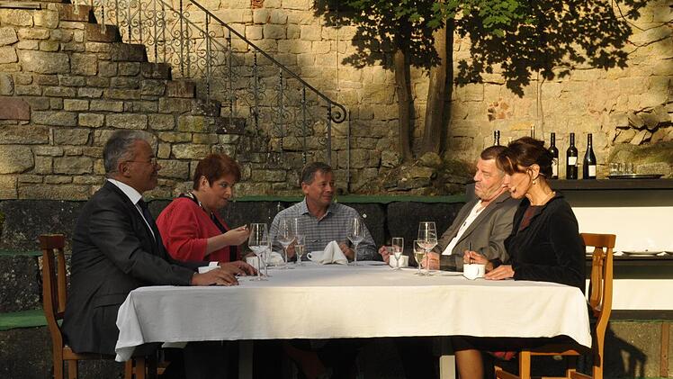 Dieter Moschinsky, Simone Knüttel, Torsten Korff, Horst Sollfrank und Stephanie Eideloth bei dem Sketch "Friedensmahl" (von links). Foto: Peter Klopf