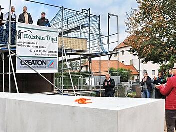 Bürgermeister Paul Steins (Mitte) applaudiert mit den Gästen den Zimmerleuten und Handwerkern für das gelungene Bauwerk. Foto: Karl Heinz Wirth