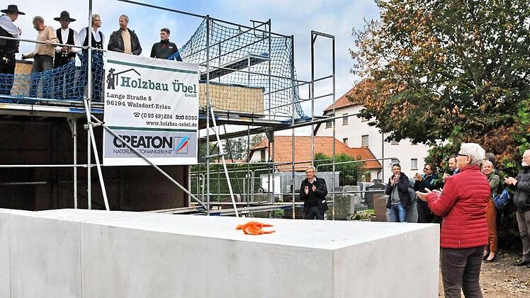 Bürgermeister Paul Steins (Mitte) applaudiert mit den Gästen den Zimmerleuten und Handwerkern für das gelungene Bauwerk. Foto: Karl Heinz Wirth