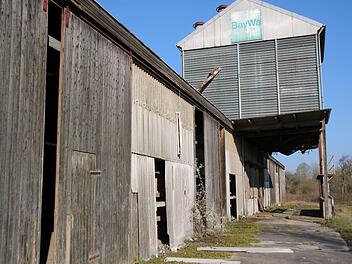 Noch immer stehen die alten Baywa-Gebäude auf dem Jägergrundstück. Jetzt muss erst noch ein Schadstoffgutachten erstellt werden. Der Stadtrat hat sich für die Variante mit den meist möglichen Stellplätzen entschieden. Ende des Jahres könnte gebaut werden. Thomas Malz