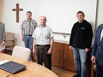 Die neuen Feldgeschworenen Markus Merkl (Zweiter v. l.) und Stephan Schuberth (Zweiter v. r.) mit (v. l.) Sachbearbeiterin Simone Michel, Obmann Josef Deuerling und Bürgermeister Gerhard Wunder. Foto: S. Deuerling