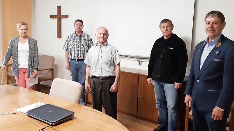 Die neuen Feldgeschworenen Markus Merkl (Zweiter v. l.) und Stephan Schuberth (Zweiter v. r.) mit (v. l.) Sachbearbeiterin Simone Michel, Obmann Josef Deuerling und Bürgermeister Gerhard Wunder. Foto: S. Deuerling