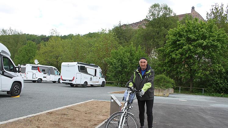 Ludwig Hiemer aus Marktheidenfeld machte mit seiner Frau auf dem neuen Wohnmobilplatz unterhalb der Plassenburg Station.