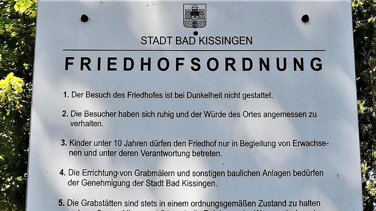 "Die Grabstätten sind stets in einem ordnungsgemäßen Zustand zu halten und zu pflegen" heißt es unter Punkt 5 der Friedhofsordnung am Eingang zum Parkfriedhof.