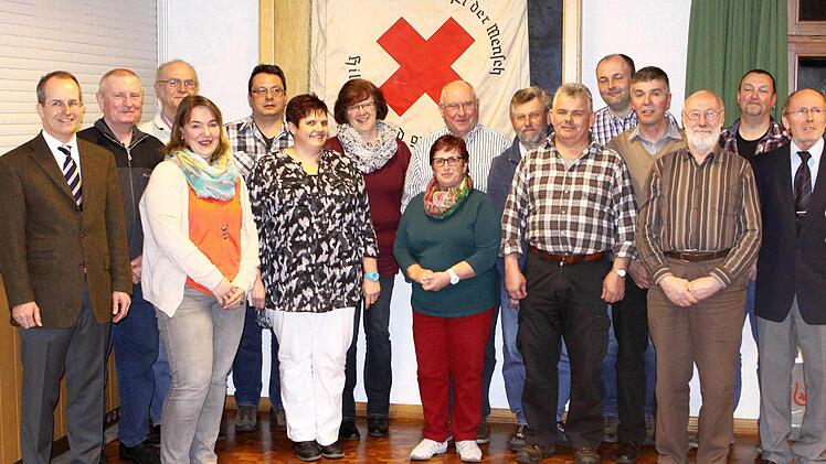 Ein Großteil der für 50 und 75 Spenden geehrten Anwesenden, eingerahmt von Dr. Alexander Siebel (links) und Heribert Gritsch (rechts). Foto: Thomas Dill